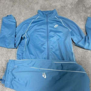 Nike tracksuit  - Har bara används ett par få gånger bra skick inga fel 