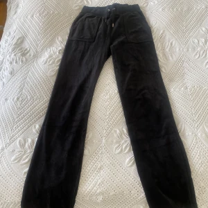 Juicy byxor  - Säljer nu dessa juicy byxor, kvitto finns kvar. Tyvärr har ena metall saken ramlat av men annars i bra skick 