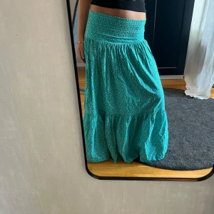 Zara långkjol - Mönstrad långkjol i turkos från zara, jättefint skick och passar nån som ungefär är mellan 165-170 💞Nypris 600 