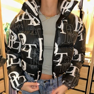 Jacka  - Jacka från pretty little thing köpt för 349kr. Aldrig använd med prislappen kvar✨🎀