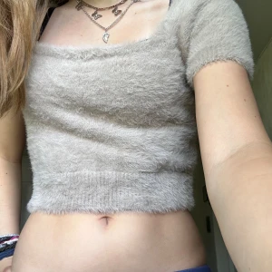 Beige fluffig topp från Forever 21 - Säljer en supermjuk och fluffig beige topp från Forever 21. storlek M men passar mer som S! Används inte längre men är i bra skick❤️