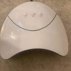 Uv lampa - Uv lampa med 120,90,60 sekunder den har en sladd men man får inte med en adapter till men det funkar med vilken som helst☺️den är väldigt fin❤️jag tillåter att föreslå ett billigare pris☺️