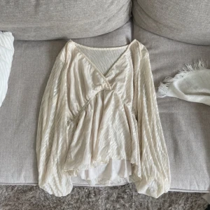 Blus med mönster - Såå snygg blus/topp med diskret zebramönster. Härligt material och så fin💓