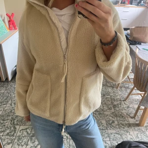 Teddy jacka  - En helt ny beige Teddy jacka i storlek M. Märket är Merley och kostar 699 nypris🩵