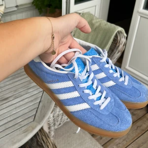 Adidas originals - Säljer dessa fina blå Adidas Gazelle sneakers. Det är storlek 39.1/3 men mer som en 39/38.5, svåra att få tag i💙 Använda en gång, i mycket fint skick!