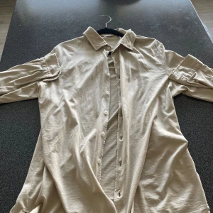 Gran sasso skjorta - Tja! Säljer min sjukt snygga Gran Sasso skjorta. Är i storlek 48 så skulle säga att de motsvarar S. Är kötp på ströms där nypris 3000kr. Har använt den 2 gånger vilket motsvarar nyskick!!!! Säljer för 800kr med pris kan diskuteras. 🤝