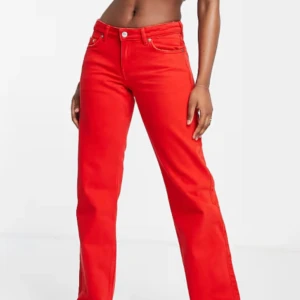 Weekday arrow low rise jeans  - Röda lågmidjade jeans från weekday Storlek: W25 L32 Bara använda två gånger 