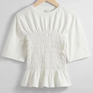 Smockad topp  - Jag säljer denna populära smockade topp ifrån Other Stories. Den var tyvärr i fel storlek för mig. Den är aldrig använd och har lapp kvar. Bilderna är från HM hemsida 💕 