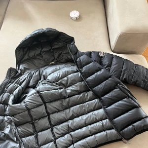 Colmar vinter jacka  - En väldigt fin colmar jacka, den har ett litet hål men det går att fixa,  Mitt pris 1200 då jackan kostar 5000kr ny,  Vid snabb affär kan jag tänka mig att sänka priset. Hör av er om ni har några funderingar.😀