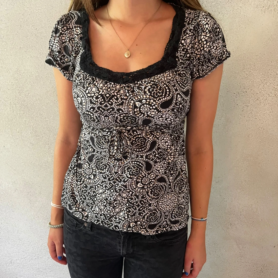 Svart och vit mönstrad topp - 90