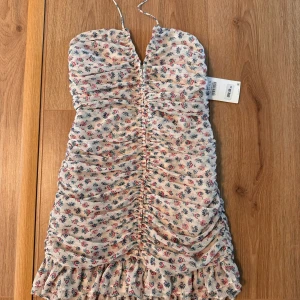 Fin klänning  - Supersöt klänning från zara! Aldrig använd med prislapp kvar🌸