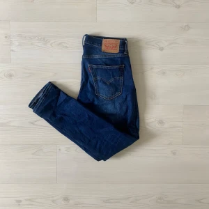 LEVIS 511 - Levis Jeans i slim/straight fit modellen 511 | Storlek: 32/31 men ska stå 31/32 - Skicket är bra - Mitt pris: 299- Nypris: Ca 1200 - Hör gärna av dig om du har några frågor.//AU_Archive