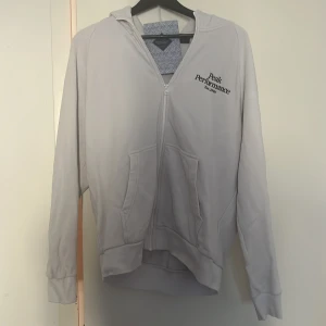 Peak performance hoddie - 8/10 i skick ej använd så mycket då den är för stor  Priset kan diskuteras