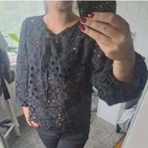 Blus - Superfin blus som tyvärr aldirg kommit till användning alltså är den oanvänd, bilden är inte min så skriv privat för egna bilder❤️pris går att diskuteras