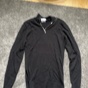 Half zip - Tja! Säljer min half zip från Calvin Klein i strl S, cond 7/10 finns en defekt som är ihop sydd men syns absolut inte(bild 3). Ny pris 1499 kr mitt pris 349kr! Om du har funderingar hör av dig, Mvh Erik!