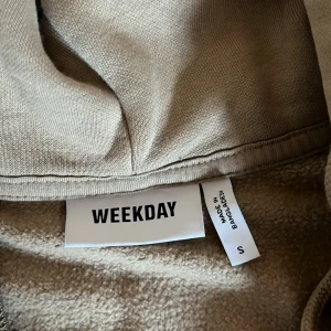 weekday zip hoodie - weekday zip hoodie nästan helt oanvänd, ser lite brun ut på bilderna men är beige. Riktigt snygg och bra färg till hösten. Ny pris 699, mitt pris 399.