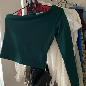 One shoulder tröja - Snygg tröja från hm i nyskick💗 för fler frågor kom dm