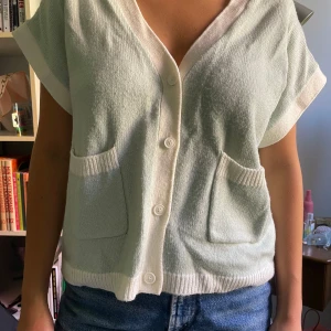 Slipover mintgrön - En slipover/sweater vest från collusion. Köpt från asos för några år sedan men typ använt 2 ggr. Mintfärgad.