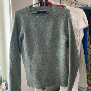 Stickad tröja - Fin grön stickad tröja från Vero Moda i bra skick💗 för fler frågor kom dm 