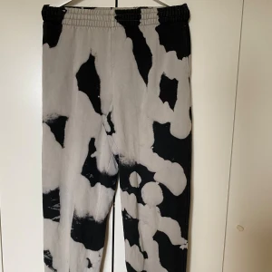 Sweatpants från Weekday - Ett par coola svartochvit- mönstrade sweatpants i storlek 36 från Weekday. Tie- dye liknande mönster med band på insidan vid midjan för att kunna anpassa passformen. Som nya!