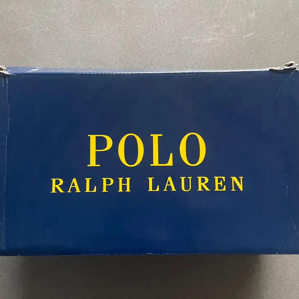 Säljer nu dessa snygga Ralph Lauren skor (Färg-Grå (tonel grey) den är i bra  skick då den Inte är så använd. Storlek 43. Orginal Ralph lauren låda/kartong är med som du ser på bilden. . Skor.