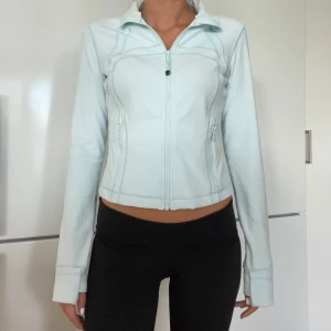 Lululemon definie jacket  - Säljer min cropt define jacket jag köpte i USA i en ljusblå färg som inte går att köpa i Sverige någonstans❤️använder inte längre