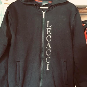 Lecacci Zip Hoodie - En lecacci zip hoodie som är använd ett par gånger men fortfarande bra skick!