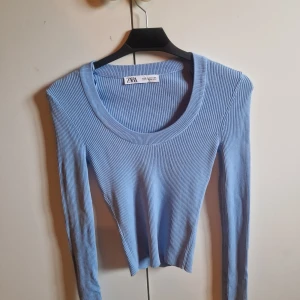 Babyblå tröja från Zara strl XS  - Tyvärr för liten för mig så säljer den vidare, jättesöt babyblå. 