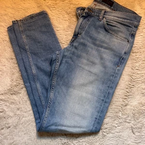 Ljusblå jeans - tiger of sweden evolve, slim i 32/34 hyfsat bra skick 