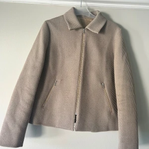 Acne Studios Jacka  - Superfin jacka från Acne Studios. En modell som inte säljs längre men köptes i butiken i Stockholm. Perfekt till vår och höst eller sena sommarkvällar😍 några få slitningar vid ena fickan men inget som märks. 