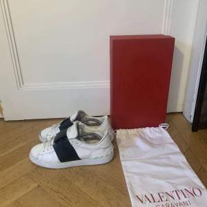 Valentino Open skor. Helt okej skick det finns defekter och det är en annan innersula. Box och dustbag tillkommer vid köp. Äktighetsbevis finns. Storlek 40,5. Nypris 6500kr vårt pris 1399kr. Har nu ändrat priset till 1399kr. Först till kvarn får dem.