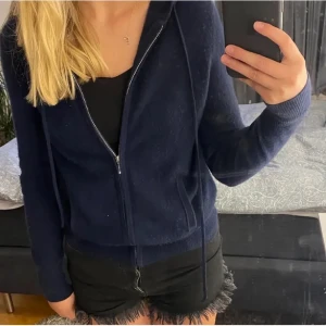 Soft goat zip - Säljer min super fina kaschmire zip hoodie från soft goat i mörkblå, storlek M men passar xs-M