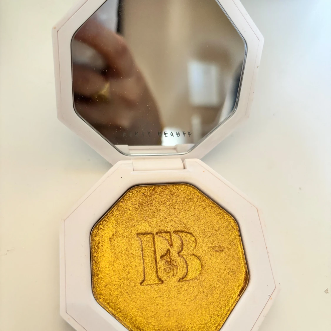 Fenty Beauty highlighter  - 90