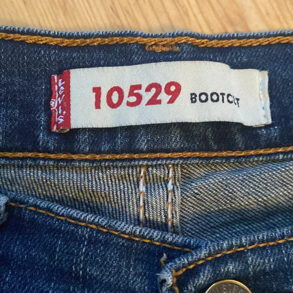 Jättesnygga lowwaist bootcut Levis jeans! Använda en gång . Jeans & Byxor.