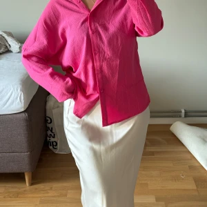 Rosa skjorta - Säljer denna superfina rosa skjortan från Shein som man kan styla fint. Säljer pga att den inte har kommit till användning.  Storlek S