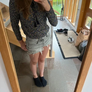 Blus från Hollister - Jag säljer en jätte gullig blommig blus från hollister. Den är elastisk och har ett litet håll i ryggen. Passar jätte bra att ha på en lite kyligare sommar kväll.💐