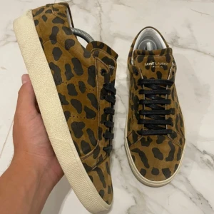 Saint Laurent skor - Säljer ett par sjukt unika saint Laurent skor i storlek 42, cond 9/10 använda en gång. Tillkommer endast skor!