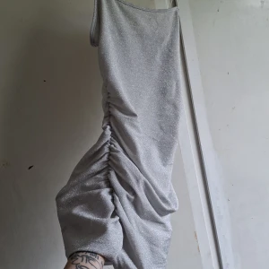 Silver glittrig klänning från Shein - Säljer en superfin silver glittrig klänning från Shein i storlek S. Klänningen är ärmlös med smala axelband och har en snygg rynkad detalj på sidan. Perfekt för fest eller nyår! ✨