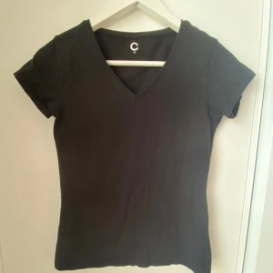 CUBUS - Jätte fin svart t-shirt med en v ringad krage från Cubus i storleken xs. Andvänd några få gånger men inget som märks💗
