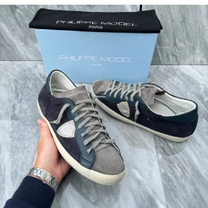 Philippe model skor  - Mörkblåa/gråa Philippe model skor | Skick:10/10 - storlek: 45 - nypris: 4000 - mitt pris 2200 - skriv för mer frågor eller funderingar och priset kan diskuteras👍 och man får med boxen