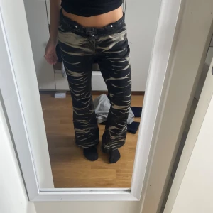 Mönstrade jeans - Supercoola jeans som inte kommer till användning. Hår att ha både till skolan och på fest🔥❤️