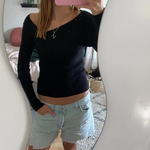 Svart topp  - Svart stickad topp med sne skurning🥰