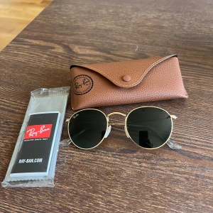 Ray-ban - Hej!   Säljer mina gammla Ray-Ban pilot glasögon. Har använts fåtalgånger och bara ligger här hemma nu  Priset kan diskuteras vid snabb affär 