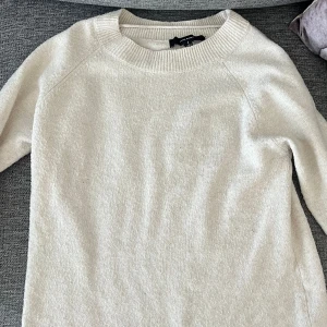 Gosig stickad tröja  - Tunn stickad tröja i bra skick 💗