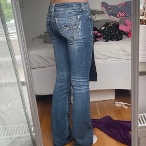 Miss me jeans  - Så snygga lågmidjade och utsvängda miss me jeans med massa detaljer. Innerbenslängden är 82cm och midjemåttet är 36cm. Skriv om du undrar något💗