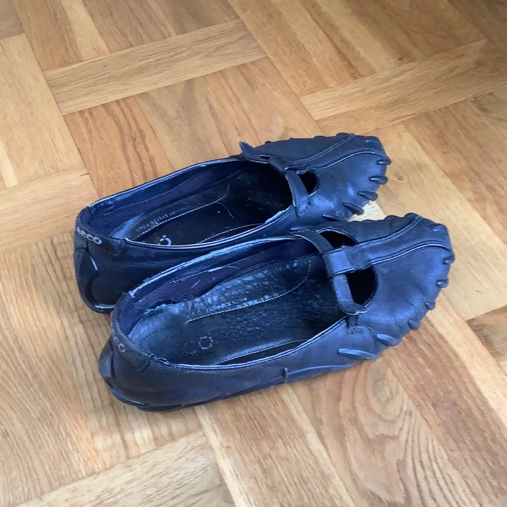 Säljer ett par svarta loafers i skinn. De har en unik design med en robust sula och en stilren look. Perfekta för både vardag och fest!. Skor.