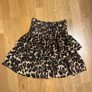 Volangkjol leopard - Söt volangkjol med leopardmönster, använd typ två gånger 🫶🏽