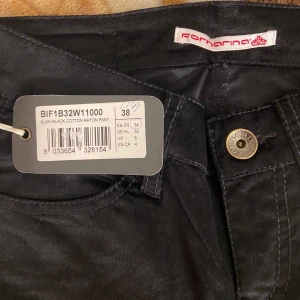 FORNARINA jeans stl 38 - Jättesnygga jeans i storlek 38 som är oanvända med originella lappar och prislapp. Sammets aktigt material och figurnära. Lågmidjade, Skinny jeans.  Nypris: 1 199 kr 