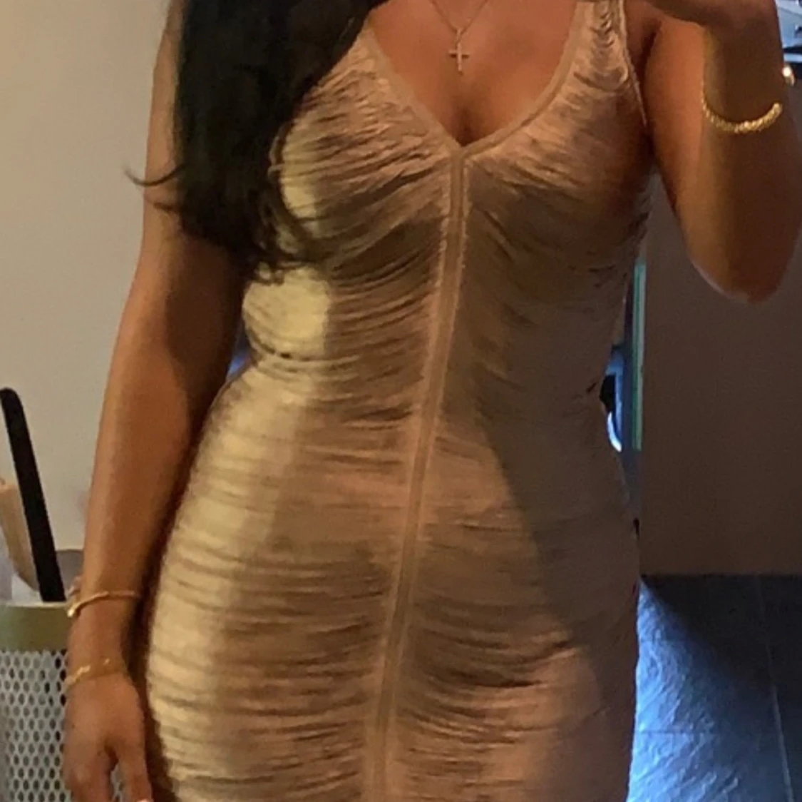 Champagnefärgad tight midiklänning - 92