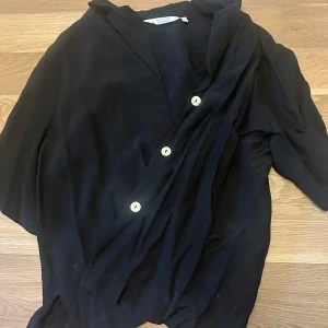 Svart skjort/t-shirt från & Other Stories - Storlek 40, mycket bra kvalité!
